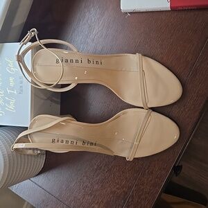 Gianni Bini Women's Cream and Tan Courts